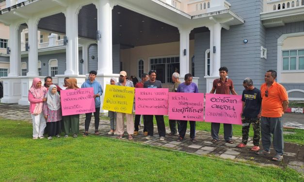 พังงา – ชาวประมงพื้นบ้านในไร่ เดือดร้อนหนักบุกศาลากลางชูป้ายตะโกนเรียกผู้ว่าให้ช่วยด้วยหลังได้รับผลกระทบจากปัญหาแหล่งที่อยู่ทำกินของกรมเจ้าท่า