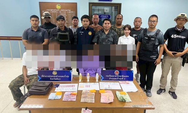 พังงา-ปกครองตะกั่วทุ่งจับพ่อค้ายาเสพติดพร้อมเงินของกลางกว่า 5 หมื่นบาท รวบวัยรุ่นมั่วสุมเสพยาอีก 3 รายในพื้นที่กระโสม