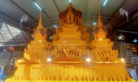 สกลนคร วัดสะพานศรีอัญเชิญปราสาทผึ้งเข้าไปตั้งโชว์ความงดงามตระการตา