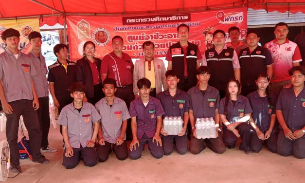 ประธานอาชีวศึกษาอุตรดิตถ์พร้อมคณะผู้บริหารลงพื้นที่เยี่ยมเยียนหน่วยอาชีวะอาสาร่วมด้วยช่วยประชาชนช่วยเหลือผู้ประสบภัยน้ำท่วมในพื้นที่จังหวัดอุตรดิตถ์วันที่ 2