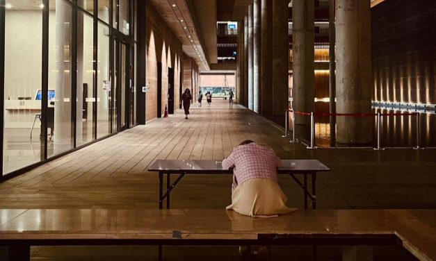 สกลนคร สาววูบกลางสภา ขณะร้องทุกข์ถึงกรรมาธิการฯ