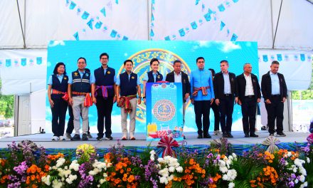 ศรีสะเกษคึกคัก กระทรวงพาณิชย์เปิดงาน ธงเขียวราคาประหยัด และมหกรรมธงฟ้าเยียวยาเศรษฐกิจชายแดน หนุนเกษตรกร ลดค่าครองชีพประชาชน