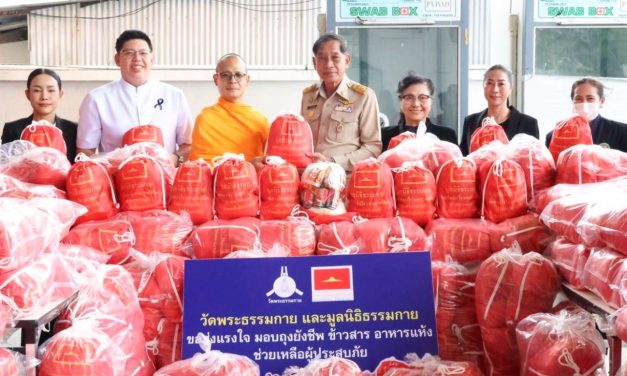 ปทุมธานี นายกแจ๊สรับมอบถุงยังชีพ 300 ชุด จากวัดพระธรรมกายช่วยชาวบ้านสู้ภัยน้ำท่วม