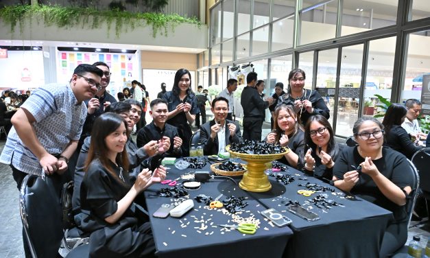 จ.นครปฐม จัดกิจกรรมจิตอาสาทำโบว์ไว้อาลัย 10,000 ชิ้น  