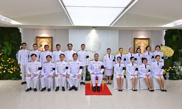 นครปฐม องคมนตรี เป็นผู้แทนพระองค์ ไปในพิธีพระราชทานปริญญาบัตรแก่ผู้สำเร็จการศึกษาจากม.ราชภัฏเขตภาคกลางและม.สวนดุสิต ประจำปีการศึกษา 2566