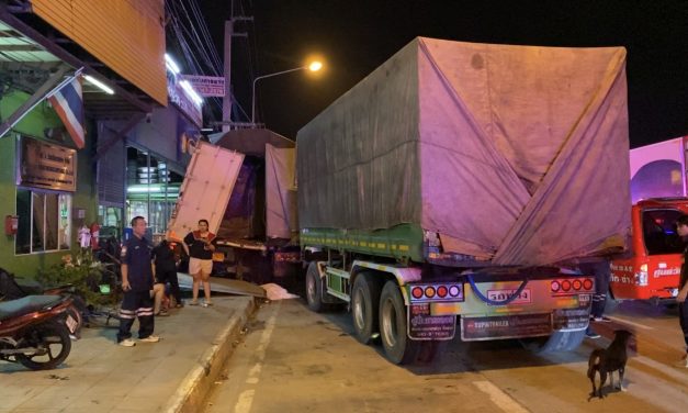 นนทบุรี ระทึก รถพ่วงบรรทุกขยะ เสียหลักพุ่งชนรถบรรทุก 6 ล้อ พนักงานร้านยางนั่งเปลี่ยนยางถูกชนดับ