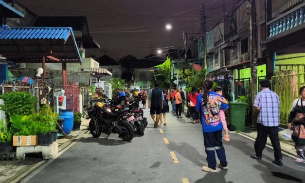 นนทบุรี รุ่นพี่ปืนดุยิงรุ่นน้องในแก๊ง3นัดเรื่องเงิน รอดหวุดหวิด ตาวัย67ปีหลาน8ขวบดวงซวยยืนกินขนมหน้าบ้านถูกลูกหลงโดนยิงเจ็บคู่