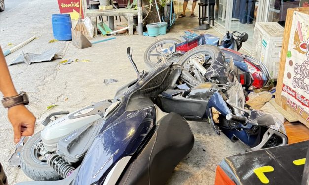 นนทบุรี ป้าฟิวส์ขาด ขับรถพุ่งชนหน้าร้านชาไข่มุก จยย.พังยับ 2 คัน มาเหตุมีปากเสียงแค่เรื่องสั่งชา