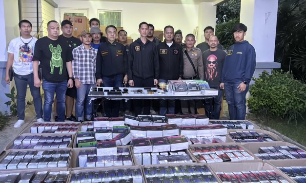 ผบก.นนทบุรี นำกำลังบุกค้นบ้านหรู ยึดบุหรี่ไฟฟ้าล๊อตใหญ่สุดในเมืองนนท์  มูลค่ากว่า 24 ล้าน พบอาวุธปืน 2 กระบอก  อ้างนำเข้าสินค้าจากพ่อค้าชาวจีน