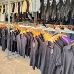 พาณิชย์แม่ฮ่องสอน ติดตามการจำหน่ายชุดดำและเสื้อผ้าโทนไว้ทุกข์ในตัวเมืองและกำชับคาดโทษร้านที่ฉวยโอกาสขึ้นราคา