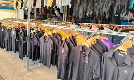 พาณิชย์แม่ฮ่องสอน ติดตามการจำหน่ายชุดดำและเสื้อผ้าโทนไว้ทุกข์ในตัวเมืองและกำชับคาดโทษร้านที่ฉวยโอกาสขึ้นราคา