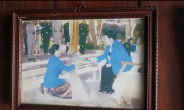 จ.แม่ฮ่องสอน  ป้าเสาวนีย์ เล่าถึงความทรงจำ  ตอนที่พระราชินี พระพันปีหลวง ทรงพระราชทานพระกลด