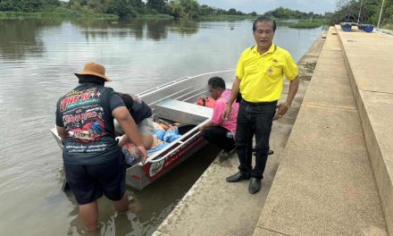 นครปฐม ผอ.รพ.บางเลนนำสิ่งของมอบให้ผู้ป่วยริมแม่น้ำท่าจีน