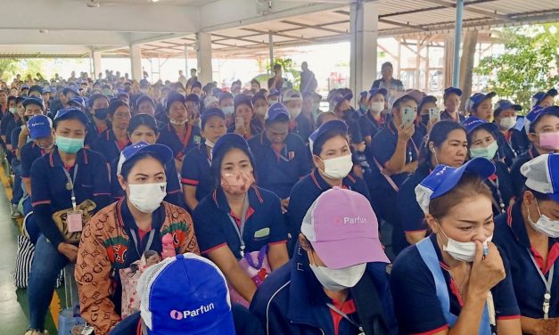 นครปฐม ช๊อค 606 คน สาวโรงงานเย็บผ้าเพิ่งรู้มาทำงานวันสุดท้าย นายจ้างประกาศรอรับเช็คชดเชยเศร้า