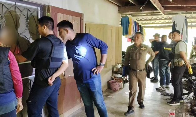 อุทัยธานี หนุ่มเมายาบ้าคลั่ง ตะโกนด่าบุพการีตนเอง สวดคาถาให้ตำรวจที่นั่งเฝ้าฟังจนเคลิ้ม ถูกเจ้าหน้าที่ชุดสวาด ย่องมาครั้งหลังรวบตัวใช้เวลากว่า 6 ช.ม.  