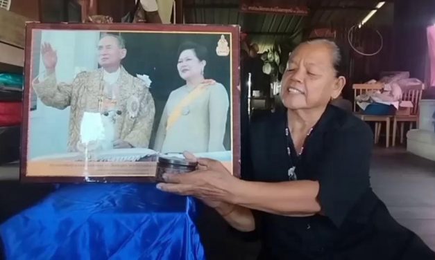 อุทัยธานี ป้า ปลาบปลื้มผ่านมา 50 ปี รำลึก ขอเก็บผ้าเช็ดหน้า 1 ผืน ได้เคยรองประทับฝ่าพระบาทของสองพระองค์ท่าน