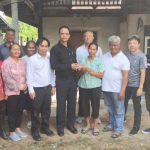 คณะ สว.สุรินทร์ รุดมอบเงินช่วยสร้างบ้านให้คุณป้าเพียร วัย 63 ปี อยู่กับลูกชายสติไม่ดี ในบ้านที่ปลวกกินผุพัง ไม่มีเงินซ่อม วอนผู้ใจบุญช่วยเหลือเพิ่มเติม