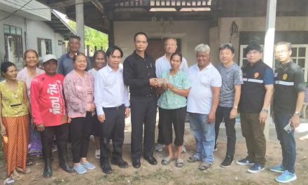 คณะ สว.สุรินทร์ รุดมอบเงินช่วยสร้างบ้านให้คุณป้าเพียร วัย 63 ปี อยู่กับลูกชายสติไม่ดี ในบ้านที่ปลวกกินผุพัง ไม่มีเงินซ่อม วอนผู้ใจบุญช่วยเหลือเพิ่มเติม