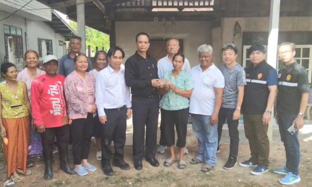 คณะ สว.สุรินทร์ รุดมอบเงินช่วยสร้างบ้านให้คุณป้าเพียร วัย 63 ปี อยู่กับลูกชายสติไม่ดี ในบ้านที่ปลวกกินผุพัง ไม่มีเงินซ่อม วอนผู้ใจบุญช่วยเหลือเพิ่มเติม