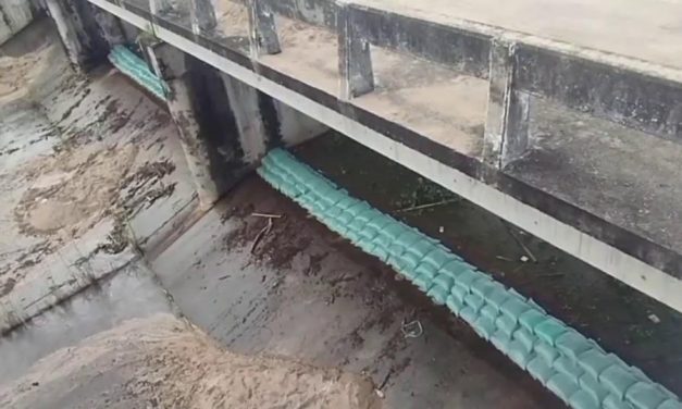 อุทัยธานี น้ำล้นสปิลเวย์ คุณตาผวา ยืนเฝ้าเขื่อน หวั่นเขื่อนแตก วอนหน่วยงานค่อยๆปล่อยน้ำตามธรรมชาติ