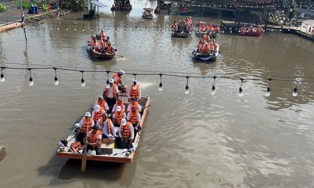 ปทุมธานี สืบสานประเพณีทอดกฐินทางน้ำหนึ่งเดียวในลำลูกกา
