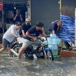ปทุมธานี ชาวบ้านเดือดร้อนเจอฝนถล่มหนักติดต่อกัน 2 วันส่งผลให้หมู่บ้านจัดสรร 50 โครงการท่วมขังหนักรอการระบาย