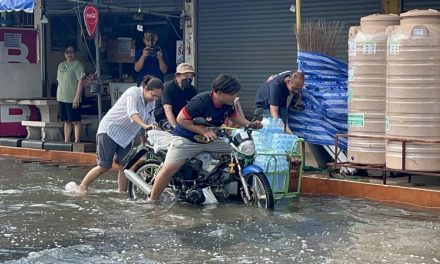 ปทุมธานี ชาวบ้านเดือดร้อนเจอฝนถล่มหนักติดต่อกัน 2 วันส่งผลให้หมู่บ้านจัดสรร 50 โครงการท่วมขังหนักรอการระบาย