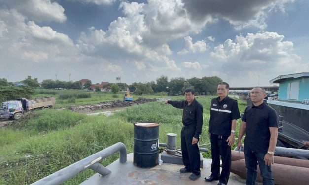 ปทุมธานี นายกบ้านใหม่ฉุนสั่งจับคนลักลอบลักเปิดประตูน้ำและขโมยกระสอบทรายดำเนินคดีถึงที่สุด