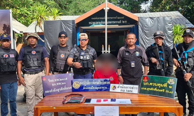 มุกดาหาร ทหารพราน สนธิกำลังจับกุมวัยรุ่นพร้อมยาบ้า
