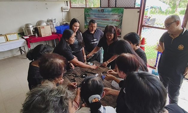 พังงา ผู้ใหญ่บ้านนำประชาชนทำริบบิ้นร่วมไว้อาลัยพระพันปีหลวงเพื่อแสดงความจงรักภักดีและร่วมไว้อาลัย  