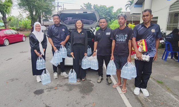 พังงา ชมรมกำนันผู้ใหญ่บ้านอำเภอตะกั่วป่าร่วมกับหลายภาคส่วนที่เคยประสบภัยสึนามิระดมสิ่งของช่วยเหลือประชาชนที่ประสบภัยน้ำท่วมภาคใต้