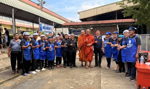 ผู้ว่าฯ ลงพื้นที่หาดใหญ่ เยี่ยมทีมแม่ครัวจิตอาสาแจกอาหาร เติมพลังใจช่วยผู้ประสบภัย
