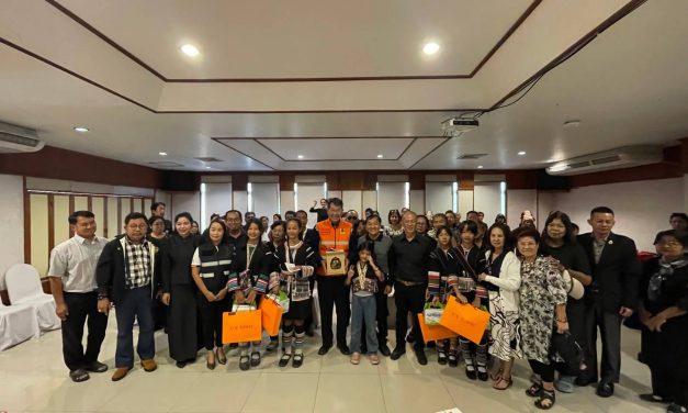 แพร่ “รับมอบ” ผ้าห่มและเสื้อกันหนาวจากสมาคมสันนิบาตสมาคมแห่งประเทศไทยมอบให้ชาวเขาเผ่าอาข่า และนักเรียนบ้านแม่พร้าว อ.สอง