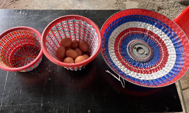 อ่างทอง สูงวัยอย่างมีคุณภาพยายวัย68ปีปิ๊งไอเดียรีไซเคิลฝาพัดลมเก่าสานลวดลายเพิ่มมูลค่าขายสร้างรายได้เสริม  บริหารสมองแถมมีรายได้มาจุนเจือครอบครัว