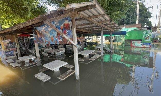 อ่างทอง แม่ค้าก๋วยเตี๋ยววัย68ปีสู้ชีวิตขาดรายได้หลังน้ำท่วมร้านก๋วยเตี๋ยวต้องย้ายข้าวของทั้ง3ชีวิตมานอนที่ศาลาวัดกัดฟันสู้ขายหมูปิ้งเช้าเย็น 