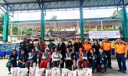 มูลนิธิบรรเทาสาธารณภัยแม่ฮ่องสอน ร่วมกับ มูลนิธิป่อเต็กตึ้ง กรุงเทพฯ แจกจ่ายเครื่องนุ่งห่มกันหนาวพร้อมเครื่องอุปโภคบริโภคราษฎรผู้ประสบภัยหนาว