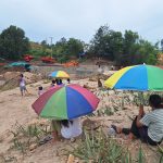 อุทัยธานี ชาวบ้านกะเหรียง 100 กว่าชีวิต ขาดน้ำดื่ม เจ้าหน้าที่เร่งถมดินคอสะพานให้ข้ามได้ก่อน 