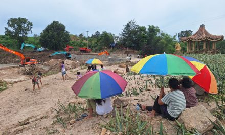 อุทัยธานี ชาวบ้านกะเหรียง 100 กว่าชีวิต ขาดน้ำดื่ม เจ้าหน้าที่เร่งถมดินคอสะพานให้ข้ามได้ก่อน 