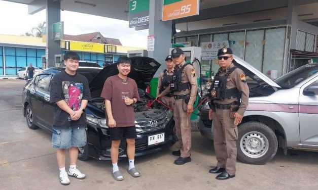 แพร่ น้ำใจงาม ! ตร.สภ.พระธาตุช่อแฮ ช่วยเหลือประชาชน รถสตาร์ทไม่ติด