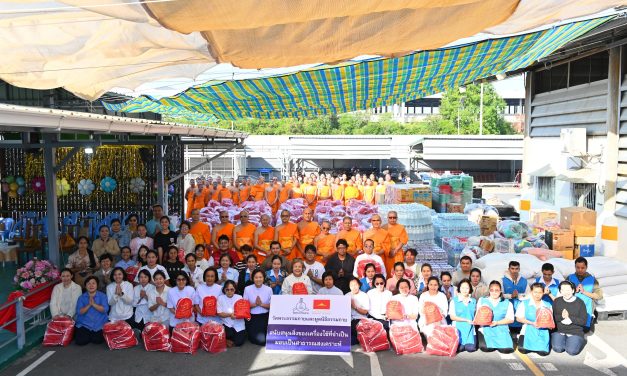 ปทุมธานี วัดพระธรรมกายผนึกพลังเยาวชน ม.อ. ปล่อยคาราวานถุงยังชีพ 3,000 ชุด กว่า 15 ตัน ช่วยวิกฤตน้ำท่วม 6 จังหวัดใต้