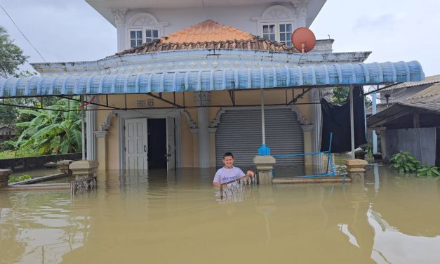 น้ำท่วมนราฯยังขยายวงกว้างเป็น9อำเภอแล้ว ฝนไม่มีทีท่าจะหยุด ต้องเร่งอพยพชาวบ้านที่อาศัยอยู่ในจุดวิกฤต 25 จุด