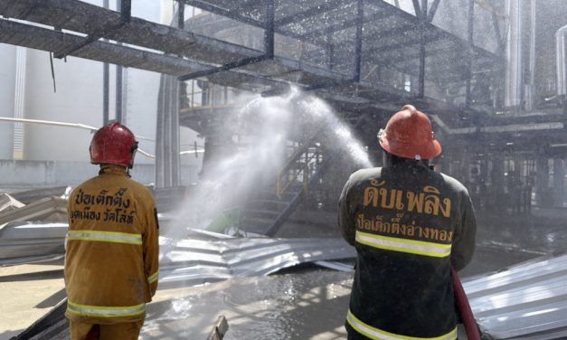 อ่างทอง คืบหน้าไฟไหม้โรงงานผลิตน้ำมันรำข้าวโรงสีบริษัทธัญชาติ  ล่าสุดทางเจ้าหน้าที่ฉีดโฟมควบคุมเพลิงได้แล้ว 
