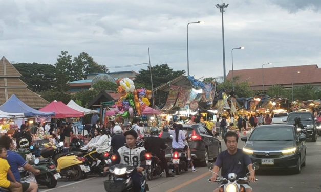 พะเยา คึกคัก! นักท่องเที่ยวแห่เที่ยวงานลอยกระทงกว๊านพะเยา