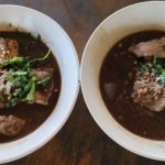 นครนายก –  ก๋วยเตี๋ยวเรือสูงวัย อร่อยถูกใจใครก็ชอบลุงเสิร์ฟป้าทำลุงทำป้าเสริฟ