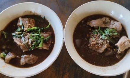 นครนายก –  ก๋วยเตี๋ยวเรือสูงวัย อร่อยถูกใจใครก็ชอบลุงเสิร์ฟป้าทำลุงทำป้าเสริฟ