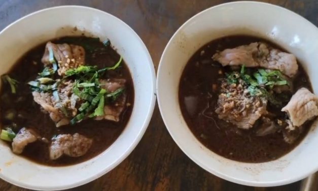 นครนายก –  ก๋วยเตี๋ยวเรือสูงวัย อร่อยถูกใจใครก็ชอบลุงเสิร์ฟป้าทำลุงทำป้าเสริฟ