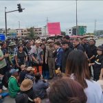 ชาวบ้านอยุธยาสุดทน! ปิดถนนประท้วงน้ำท่วมซ้ำซาก ร้องรัฐเร่งระบายน้ำ