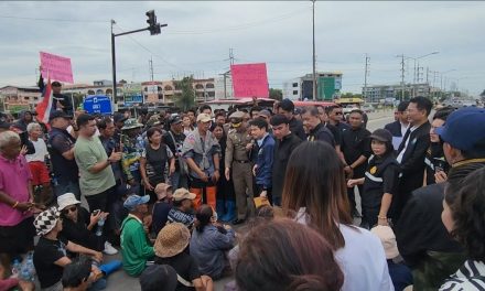 ชาวบ้านอยุธยาสุดทน! ปิดถนนประท้วงน้ำท่วมซ้ำซาก ร้องรัฐเร่งระบายน้ำ