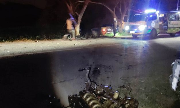 พะเยา ระทึก! เก๋งซิ่งหลุดโค้งพุ่งชนต้นไม้สนั่น เครื่องยนต์กระเด็นไกล 10 เมตร