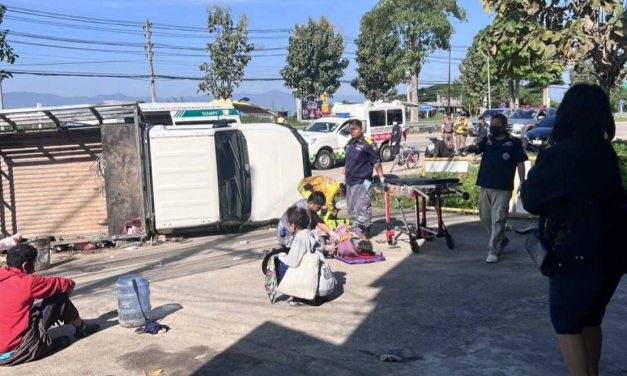 พะเยา กระบะขนแรงงานเสียหลักพลิกคว่ำ 13 ชีวิตเจ็บระนาว